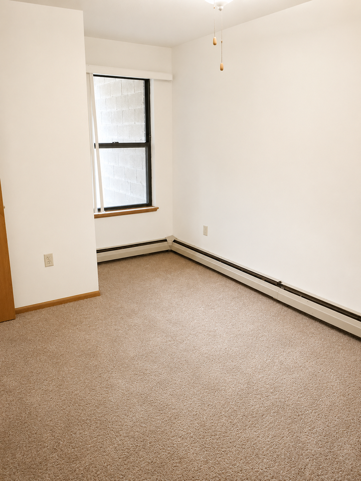 404 E Wilson St - Photo 7 of 12