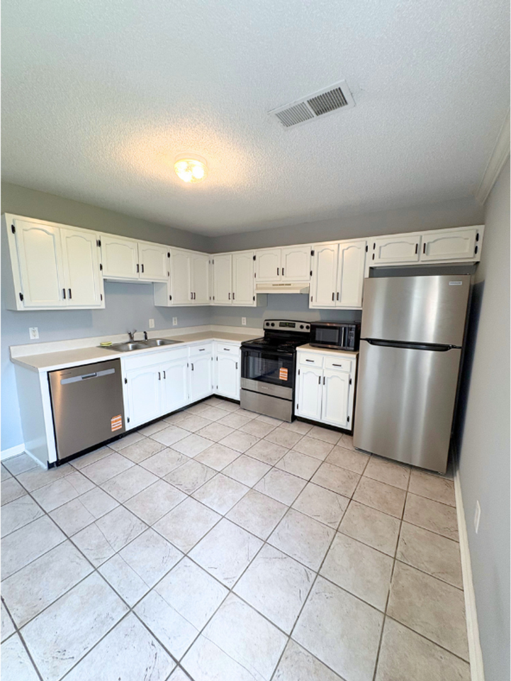 3455 Hedge Dr Ne - Photo 2 of 12