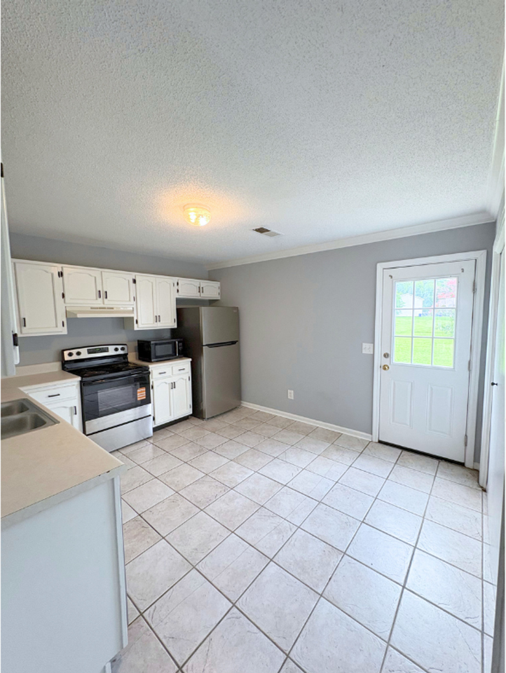 3455 Hedge Dr Ne - Photo 3 of 12