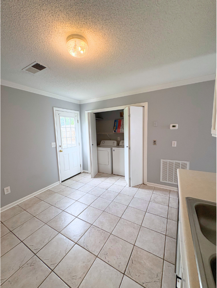 3455 Hedge Dr Ne - Photo 4 of 12