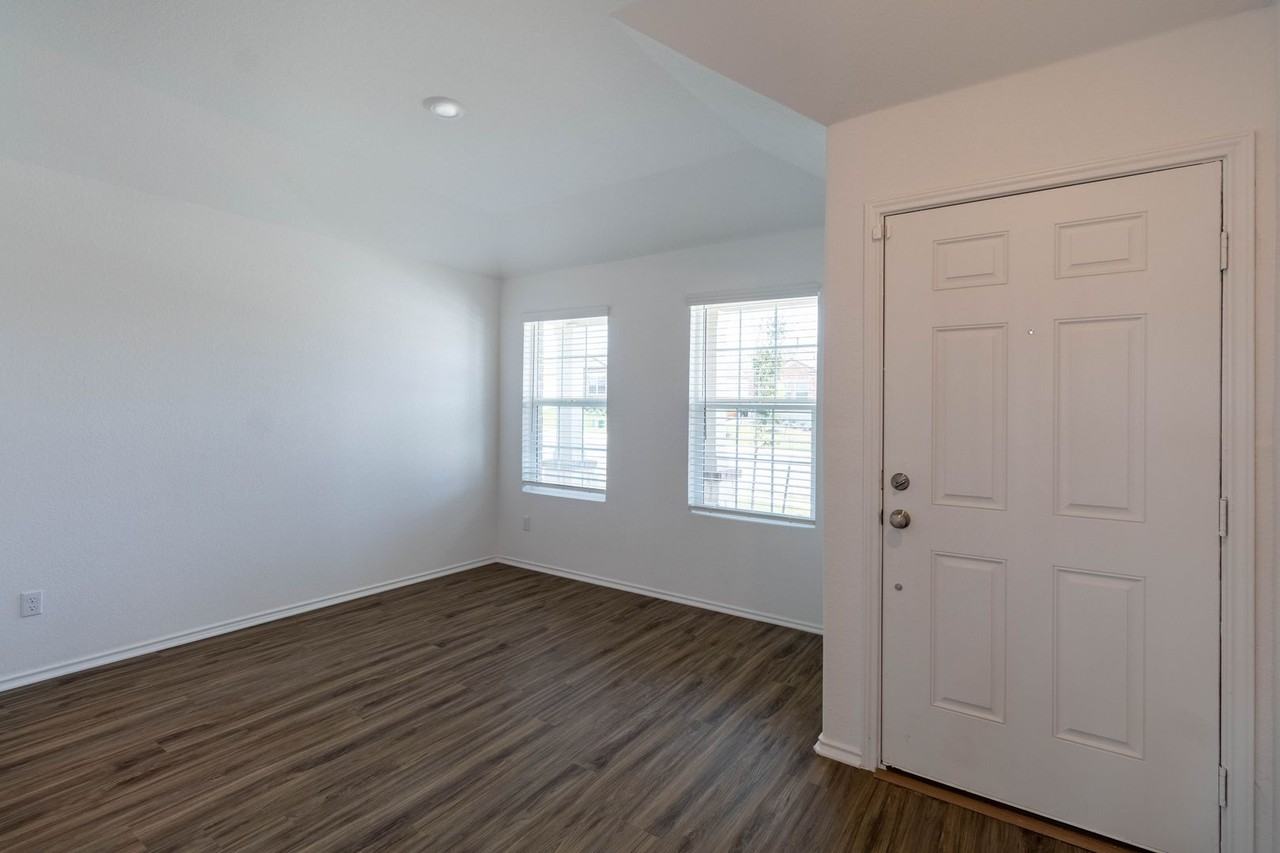 5601 Bellissima Way - Photo 3 of 33