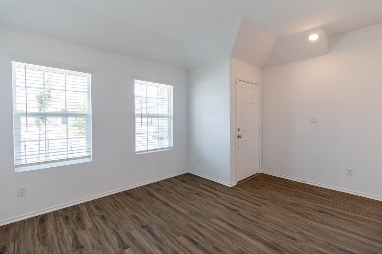 5601 Bellissima Way - Photo 4 of 33