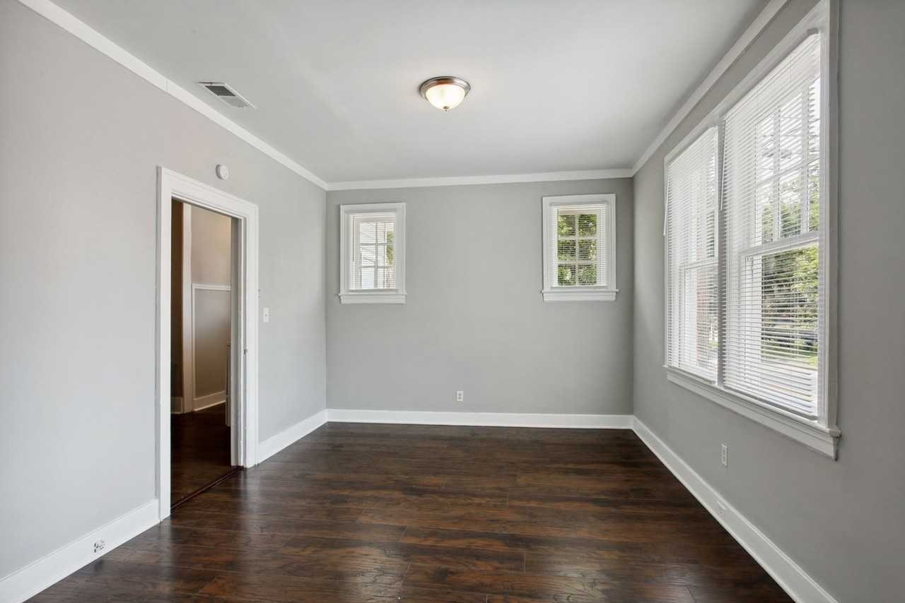 901 E 37th St - Photo 5 of 10