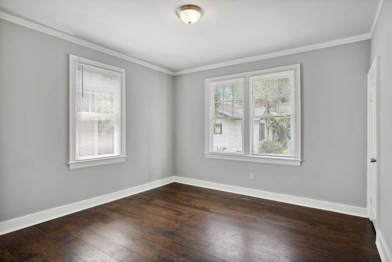 901 E 37th St - Photo 6 of 10