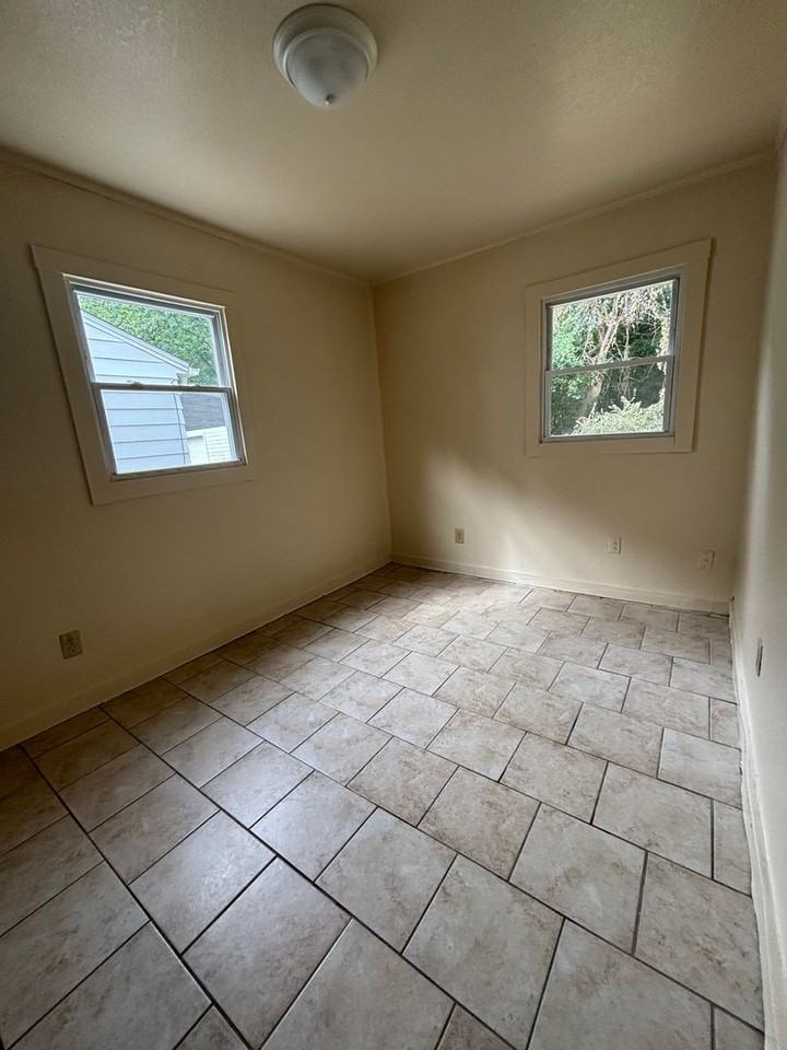 5041 N 50th St - Photo 4 of 9