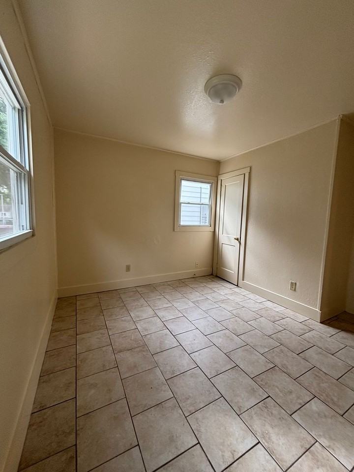 5041 N 50th St - Photo 5 of 9