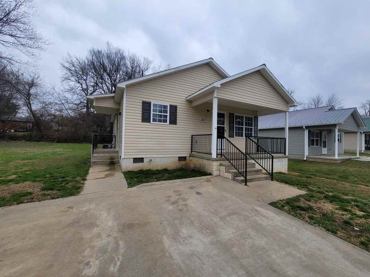 1111 Asheboro St - Photo 4 of 10