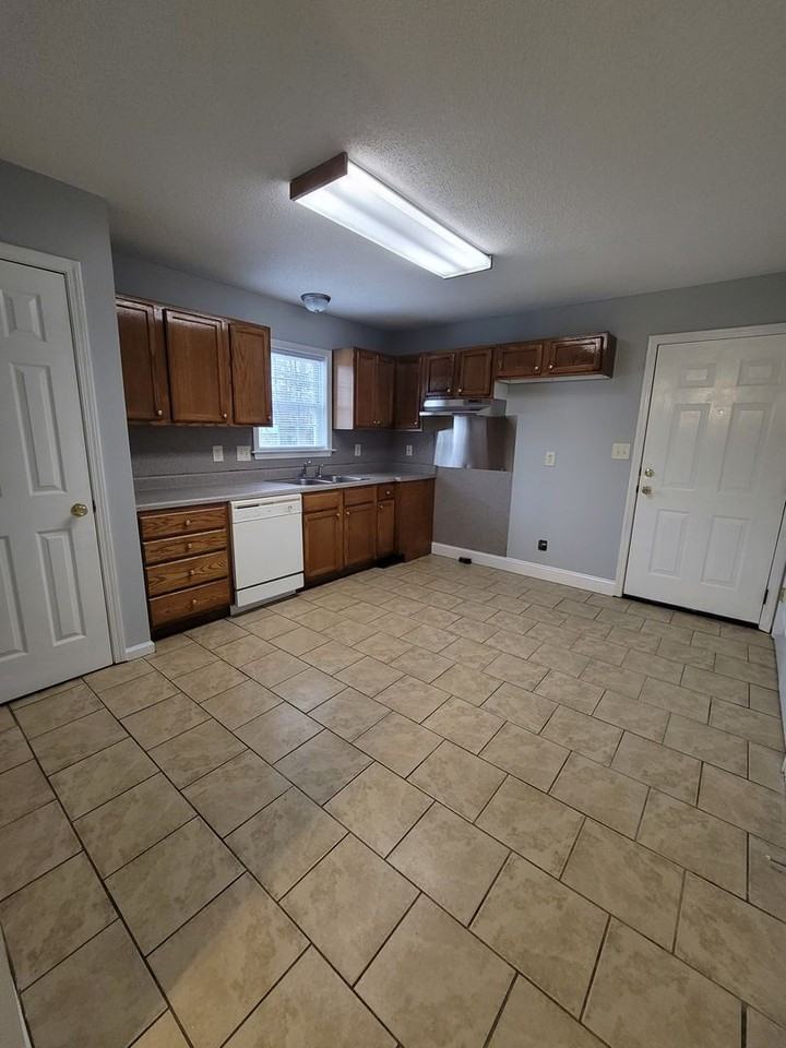 1111 Asheboro St - Photo 6 of 10