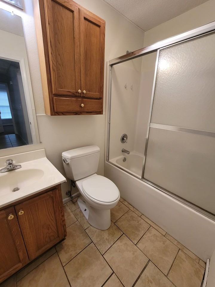 1111 Asheboro St - Photo 7 of 10