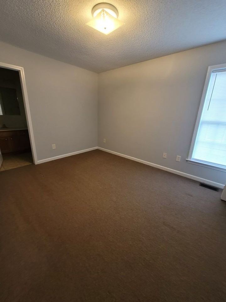 1111 Asheboro St - Photo 7 of 10