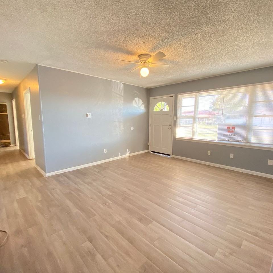 1616 39th St - Photo 3 of 12