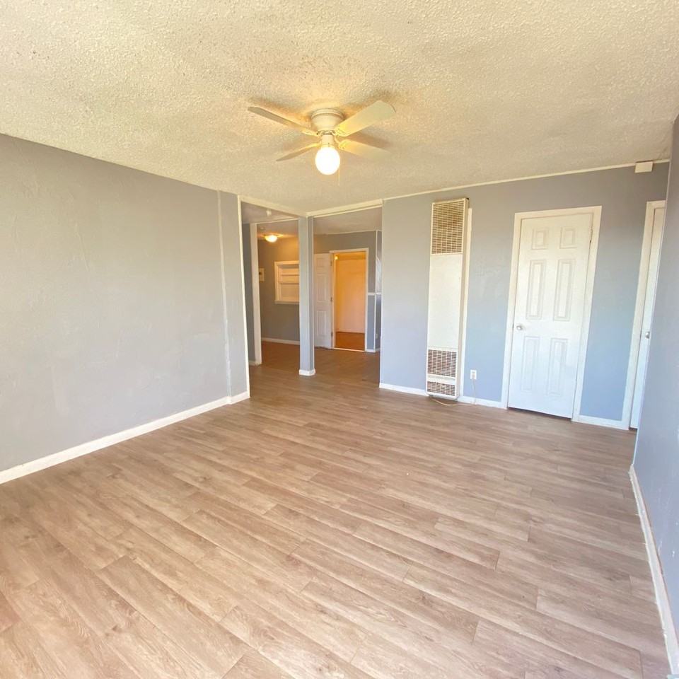 1616 39th St - Photo 4 of 12
