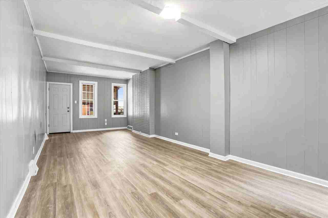 1610 S Clinton Ave - Photo 4 of 7