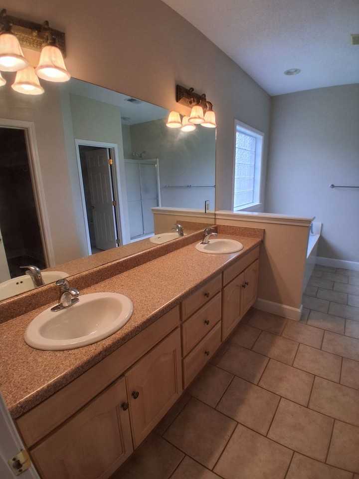 9950 Meadowood Dr - Photo 2 of 11