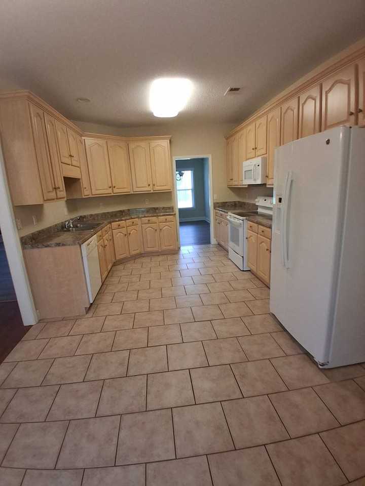 9950 Meadowood Dr - Photo 3 of 11