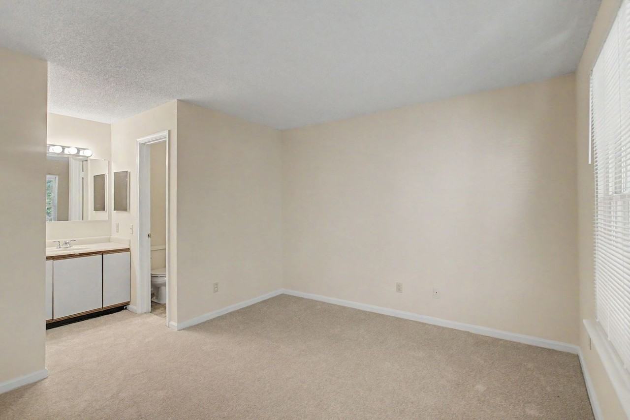 540 Pineland Cir #201 - Photo 4 of 14