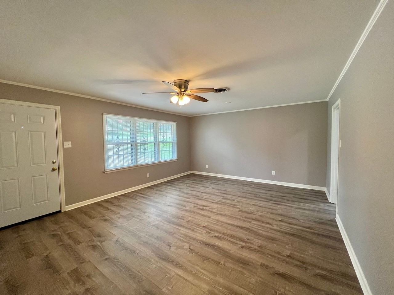 1037 Washington Ave - Photo 2 of 14
