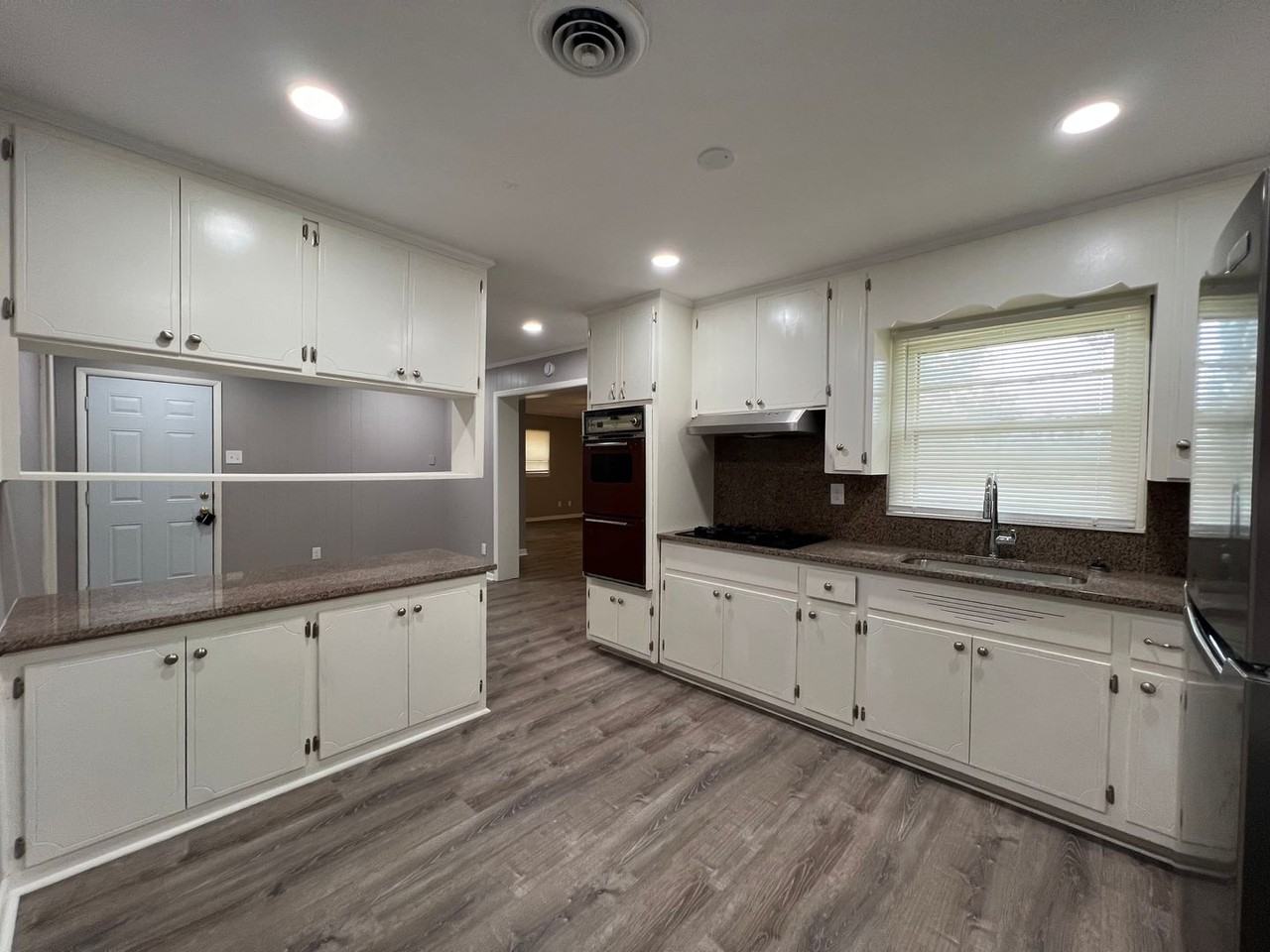 1037 Washington Ave - Photo 5 of 14