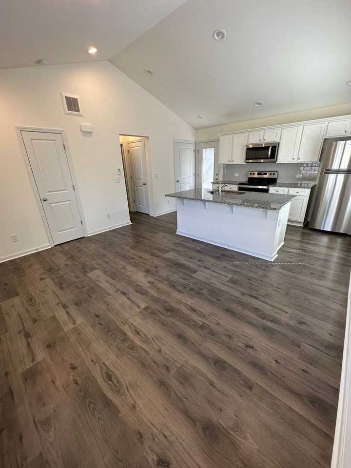 3218 Capitol Dr - Photo 2 of 7