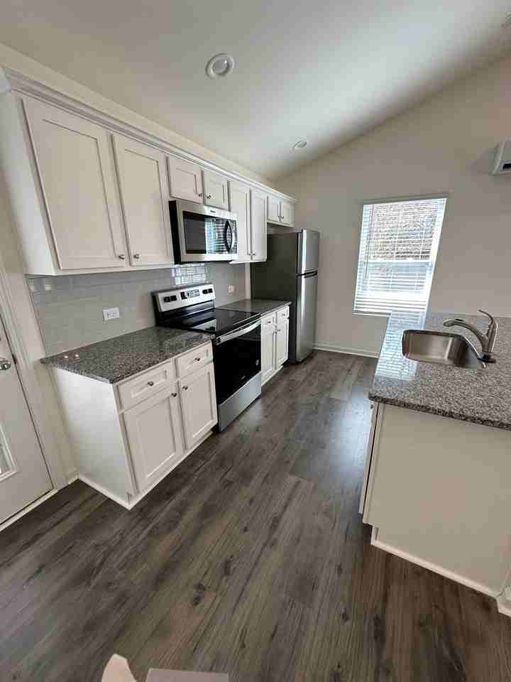 3218 Capitol Dr - Photo 3 of 7