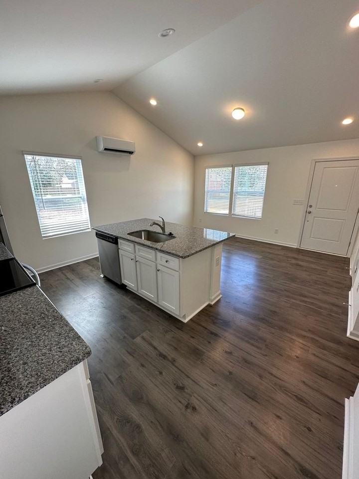 3218 Capitol Dr - Photo 4 of 7