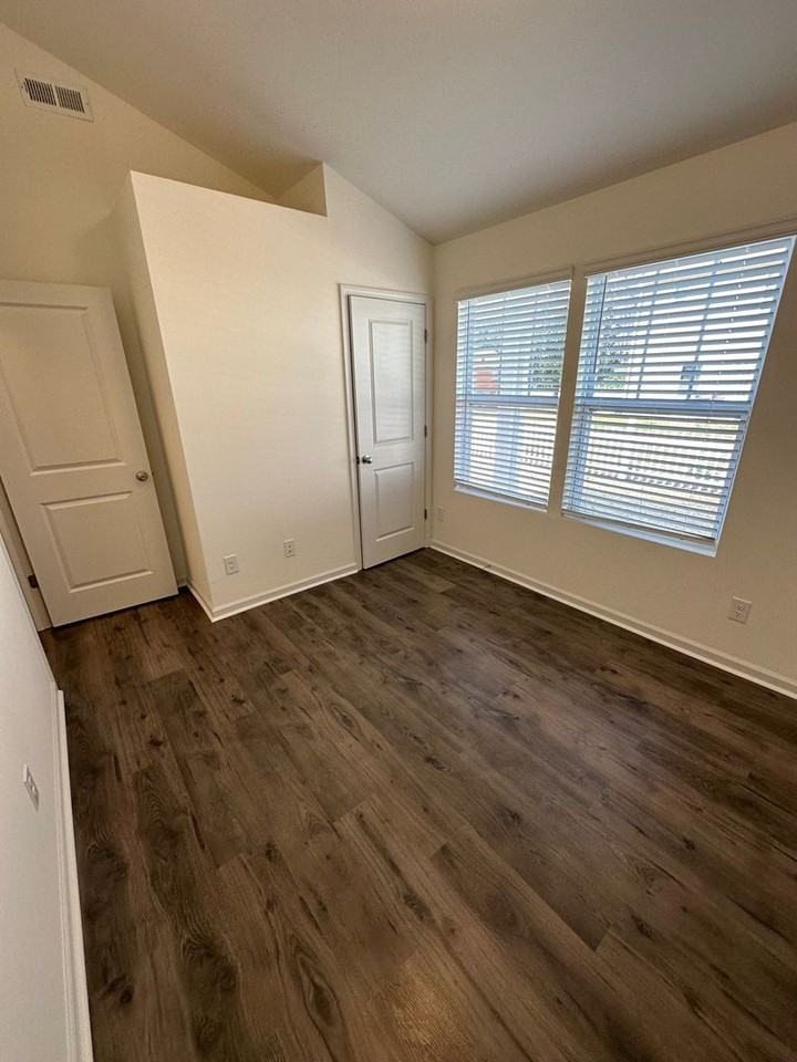 3218 Capitol Dr - Photo 6 of 7