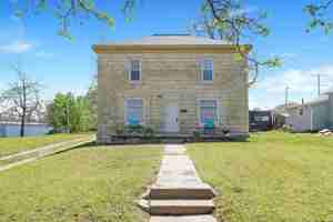 featured image of 309 E 12th St