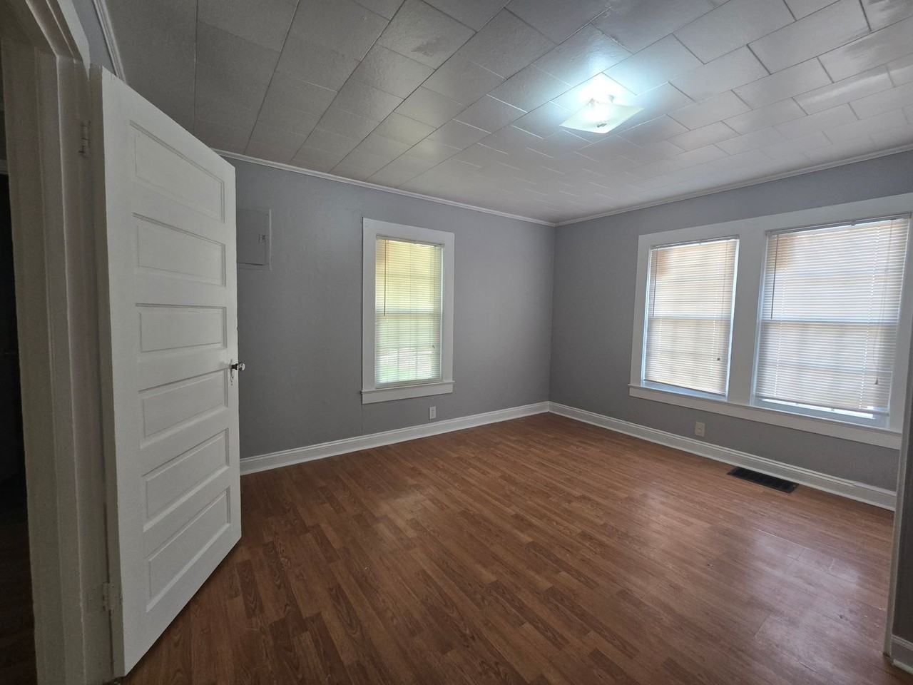 909 Gaines Ave - Photo 7 of 10