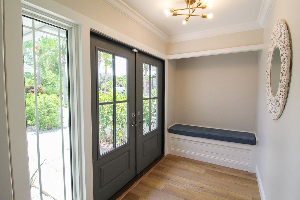 691 Russell St - Photo 4 of 38