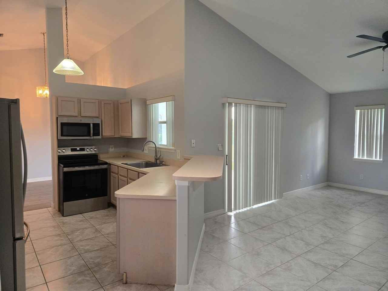 292 Carmel Dr - Photo 4 of 28