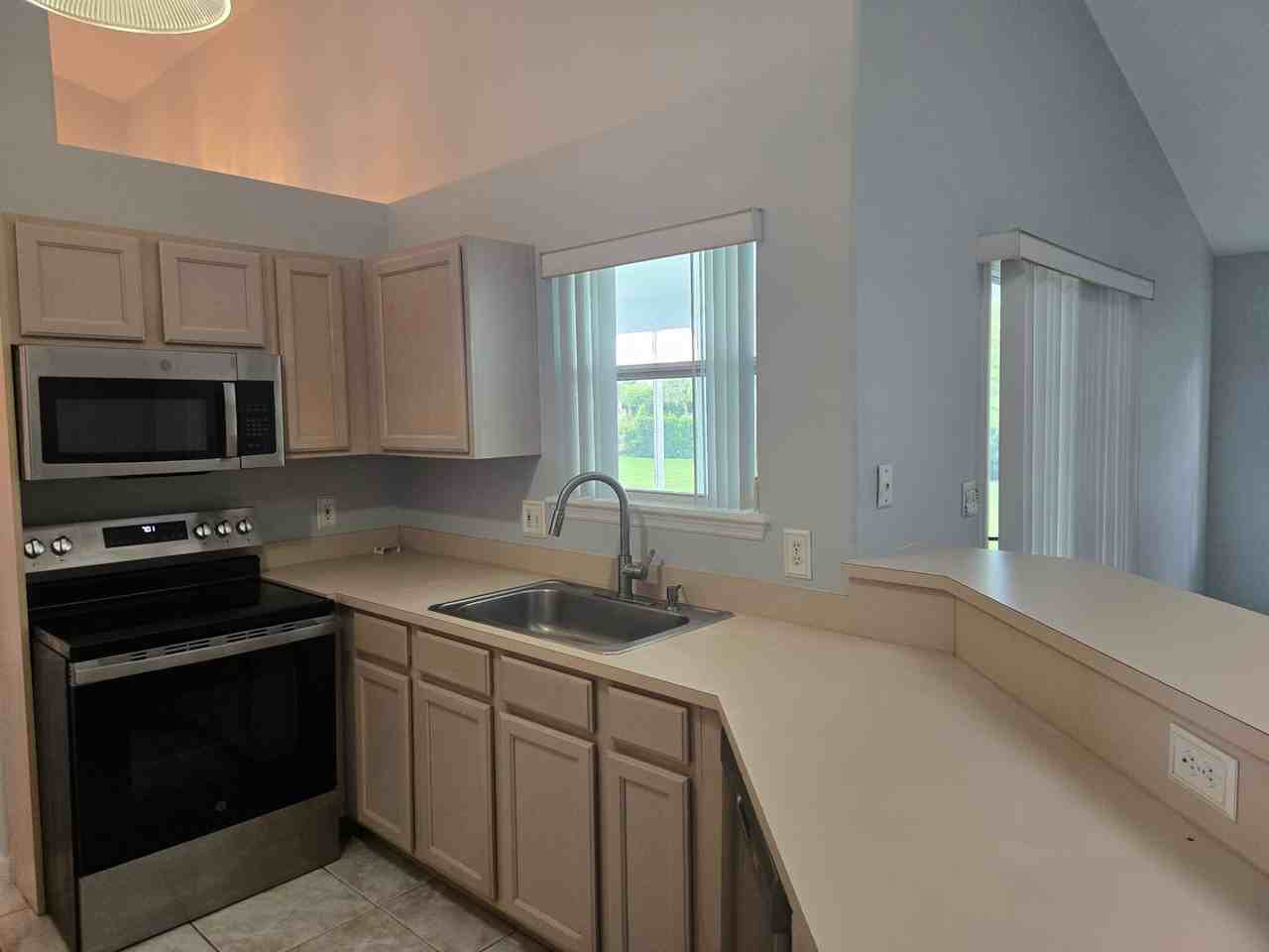 292 Carmel Dr - Photo 7 of 28