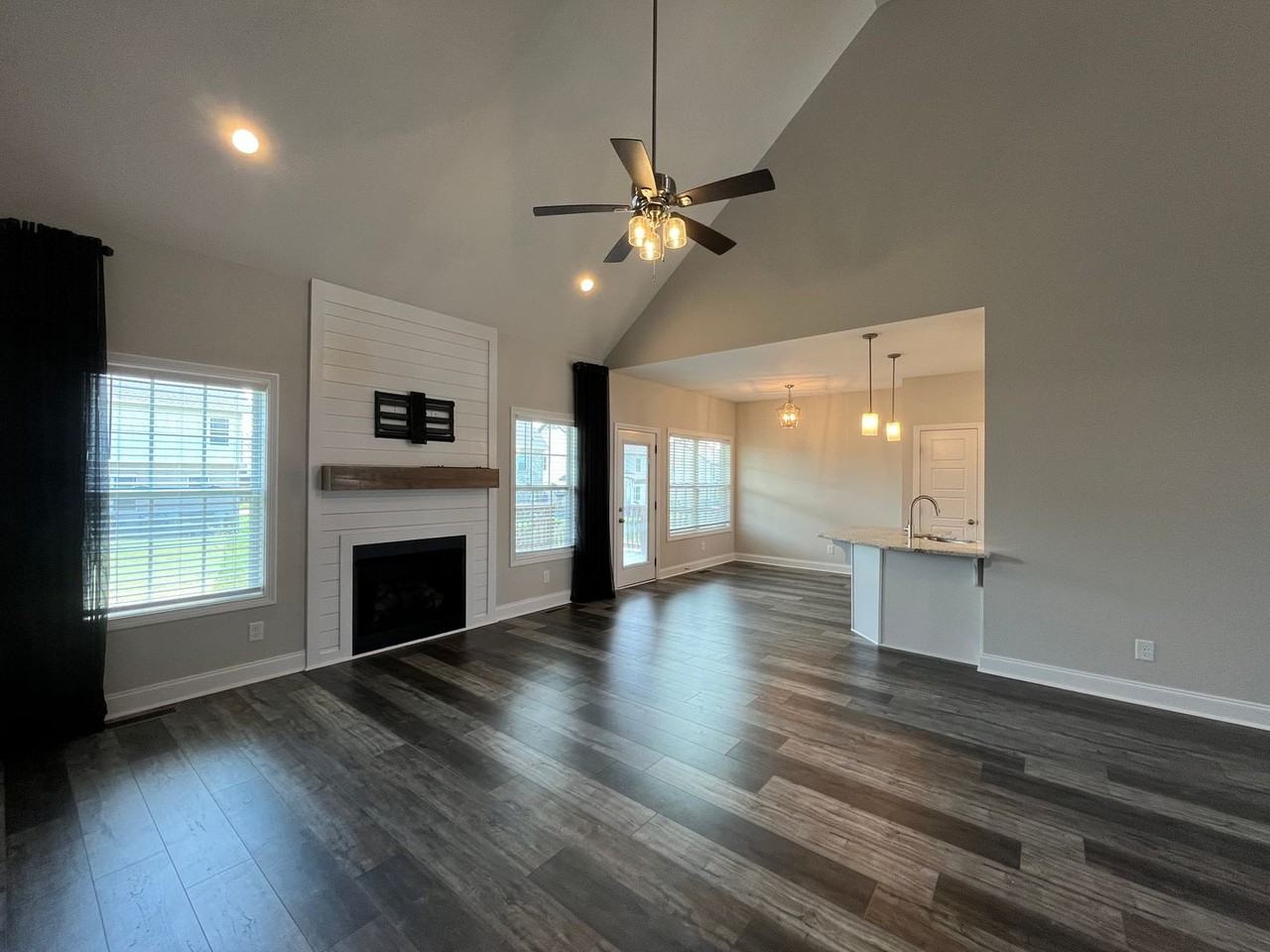 557 Dexter Dr - Photo 4 of 33