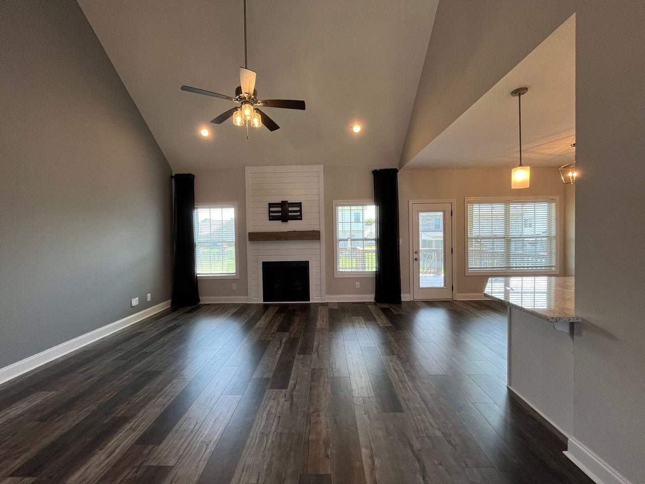 557 Dexter Dr - Photo 5 of 33