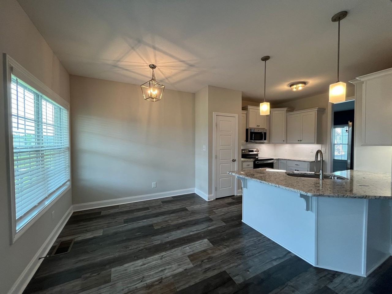 557 Dexter Dr - Photo 7 of 33