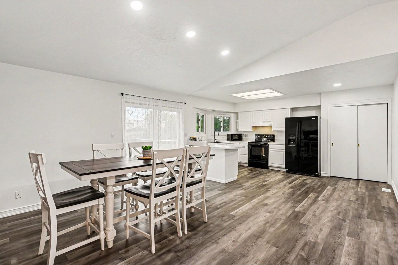 5301 W Olympic Cir - Photo 4 of 17