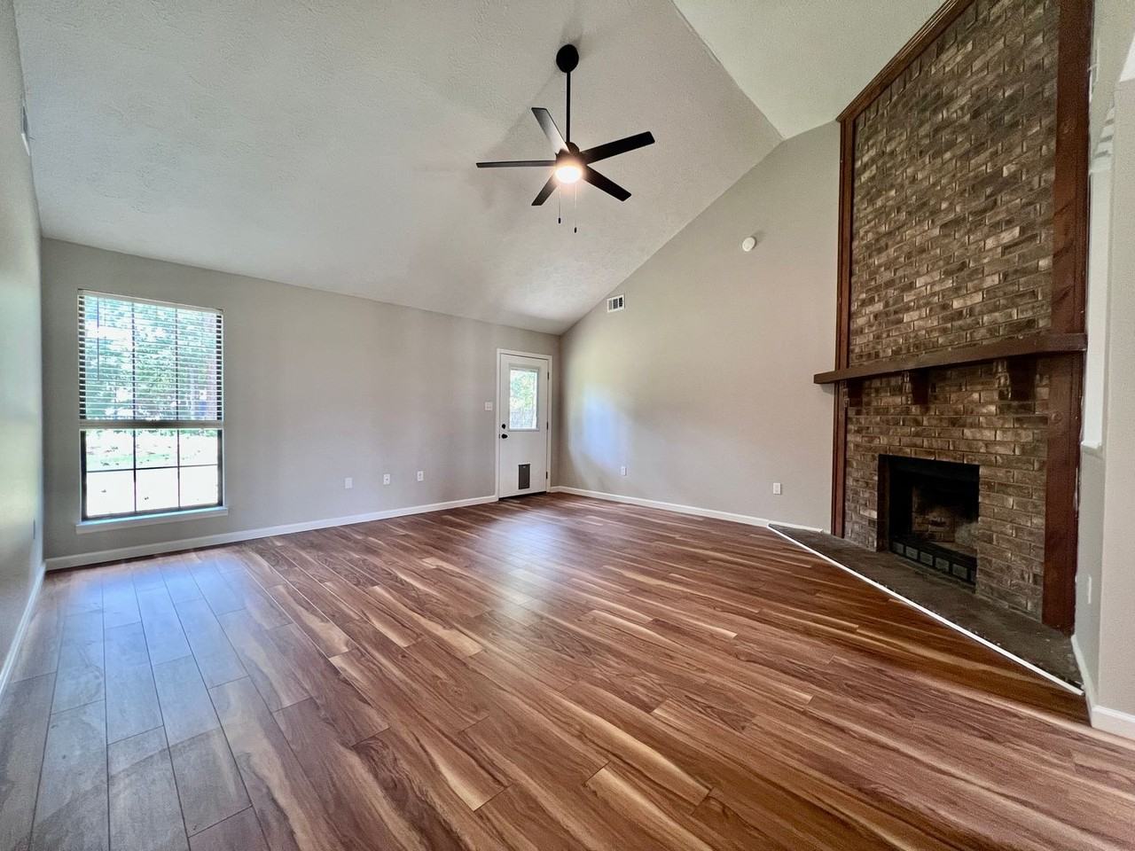 409 Oak St - Photo 4 of 20