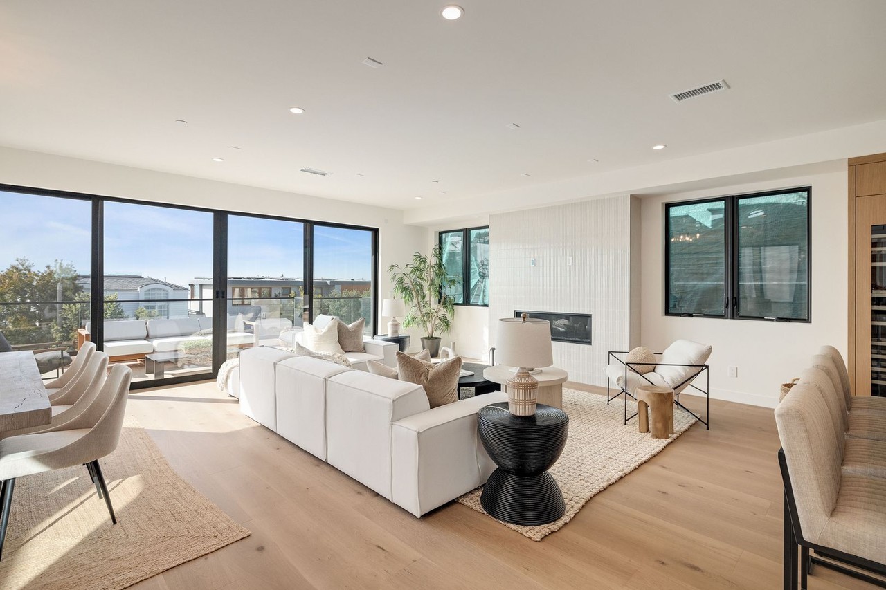 212 Manhattan Ave - Photo 3 of 35