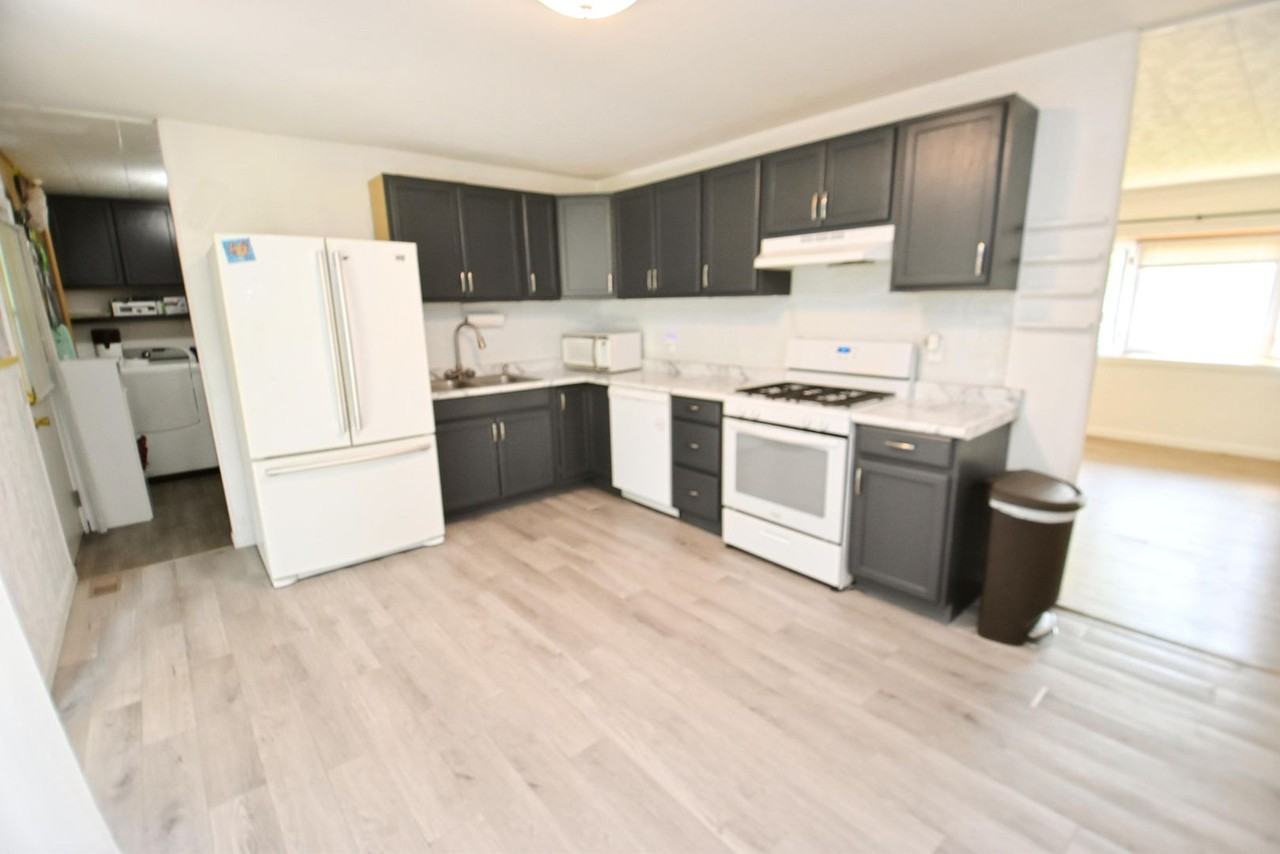 1330 Southlea Dr - Photo 4 of 20