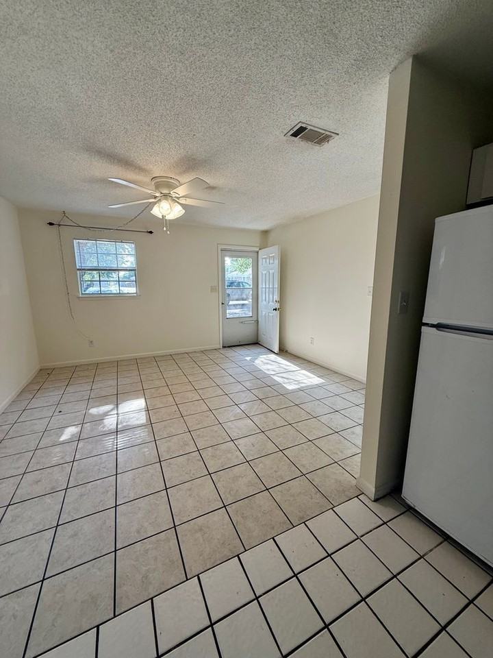 108B Montgomery St - Photo 6 of 10