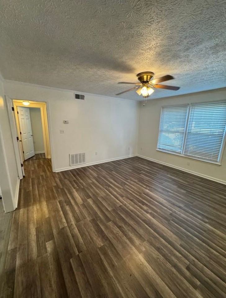 100 Barrington Dr - Photo 2 of 10