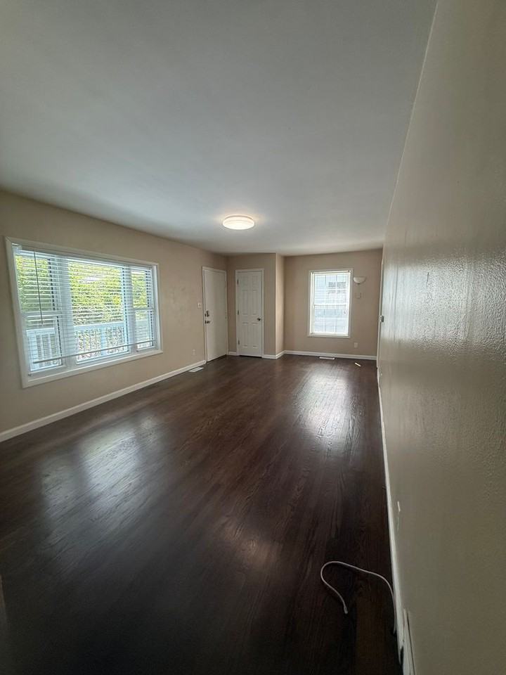 107 Eureka Rd - Photo 5 of 16