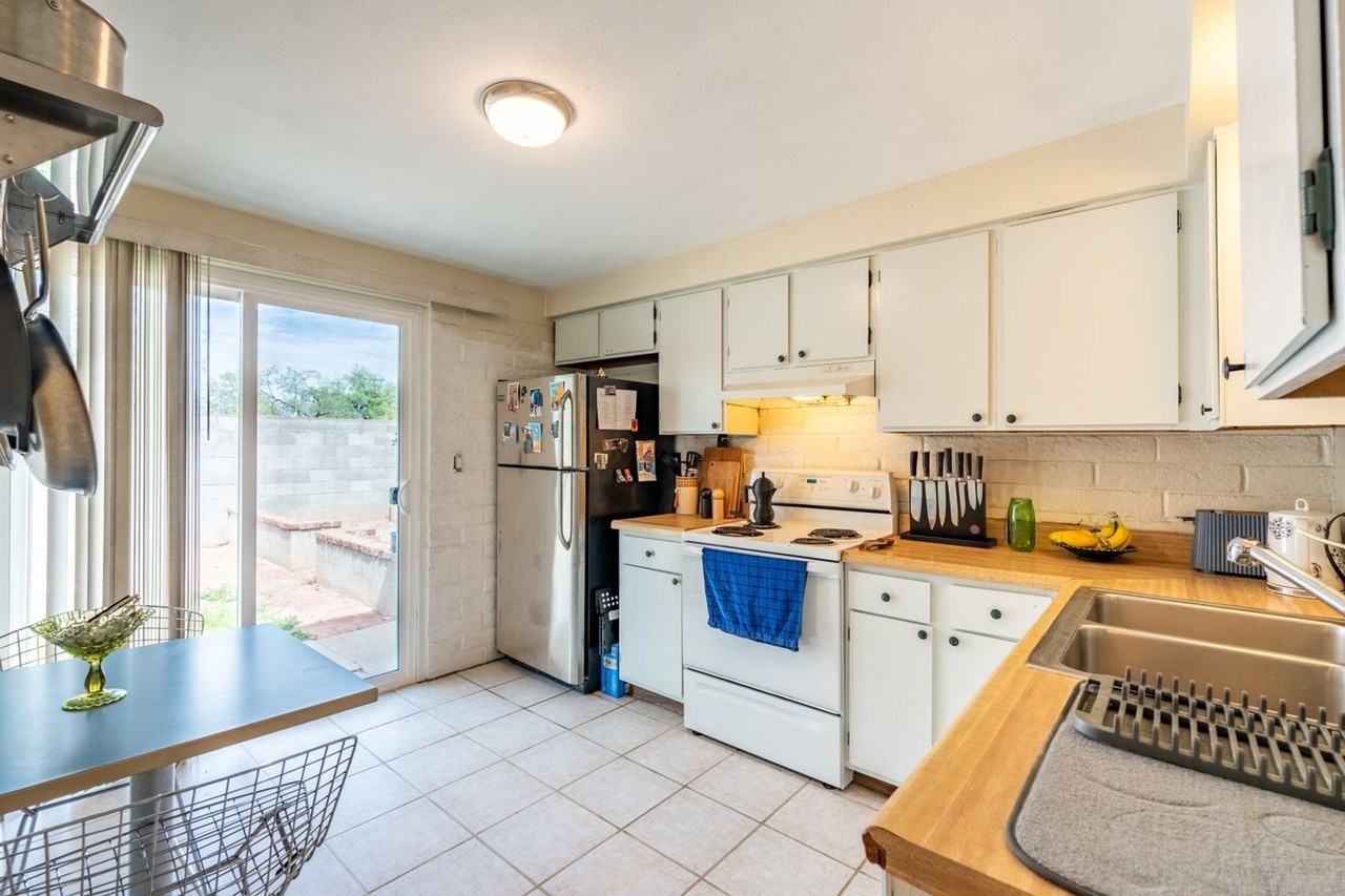 1661 N Catalina Ave - Photo 2 of 13