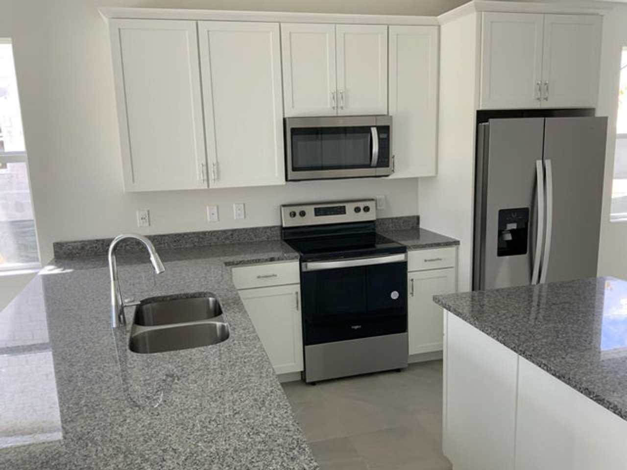 16340 Oakview Dr - Photo 3 of 12