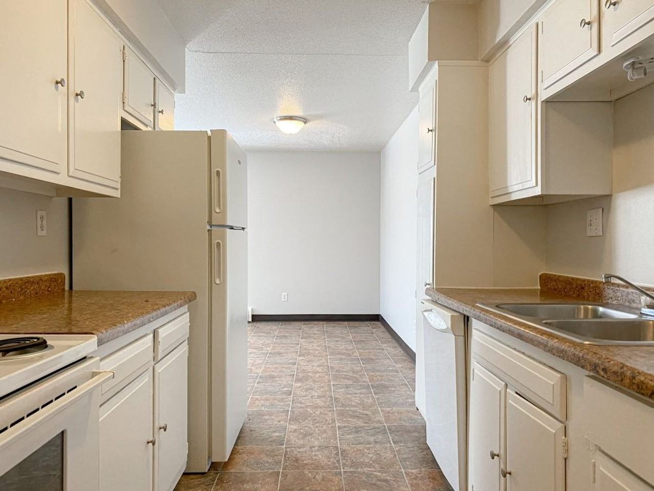Quarters on 9th - Photo 5 of 19