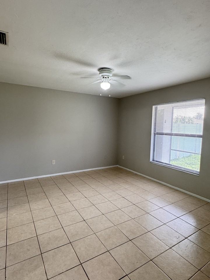 4111 Sw 7th Pl #4111 - Photo 3 of 14