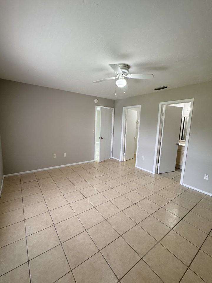4111 Sw 7th Pl #4111 - Photo 4 of 14