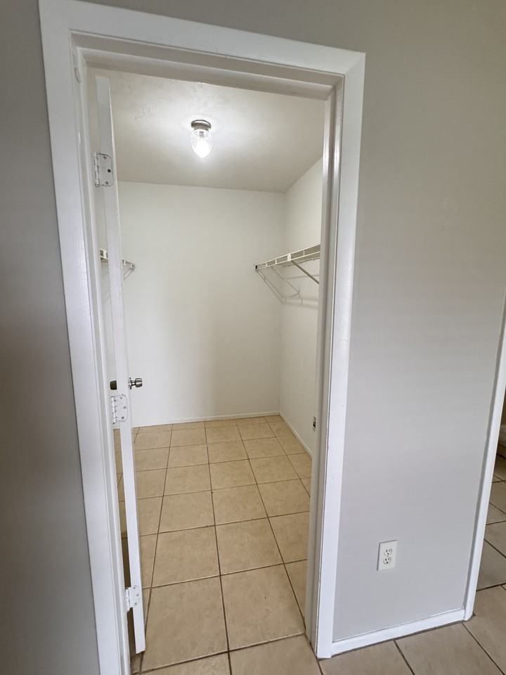 4111 Sw 7th Pl #4111 - Photo 5 of 14