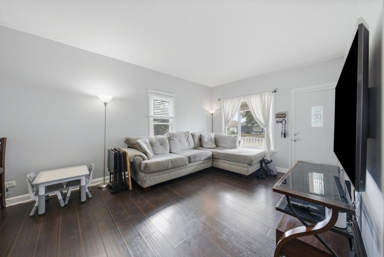 1907 Cora St - Photo 2 of 21