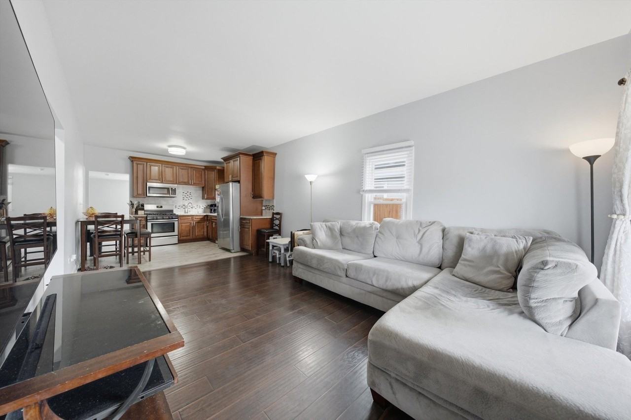 1907 Cora St - Photo 3 of 21
