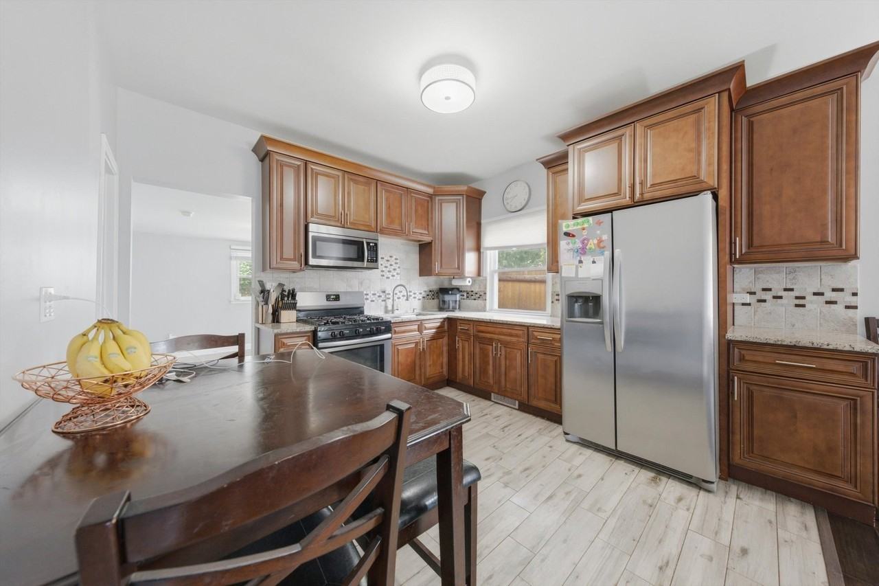 1907 Cora St - Photo 5 of 21